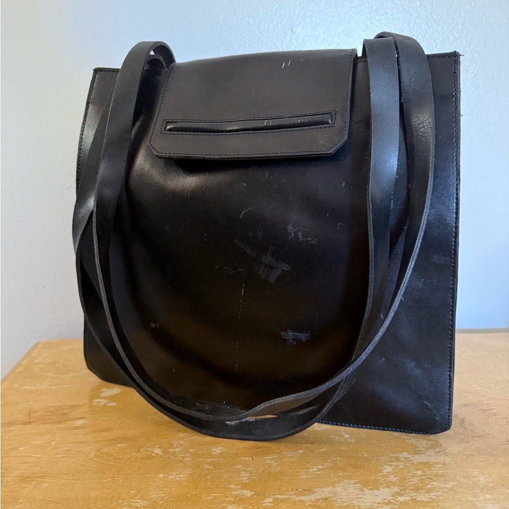 Sleek Black Shoulder Bag with Matte Finish